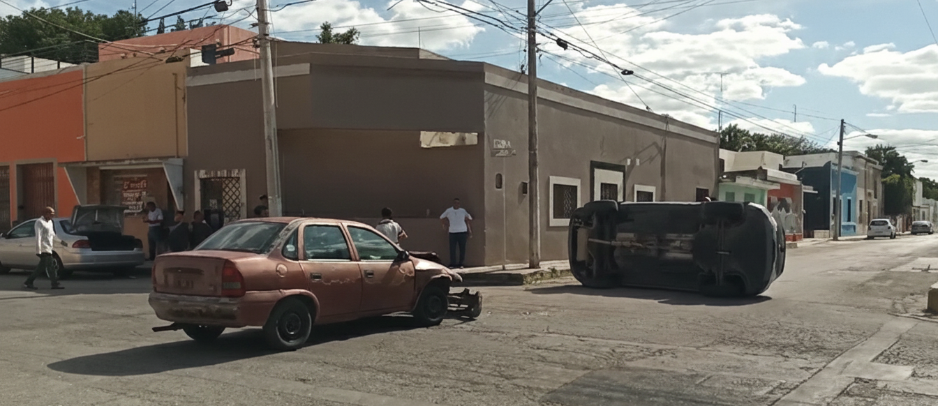 CHOQUE EN CRUCE DE LA 47 Y 78 TERMINA EN VOLCADURA